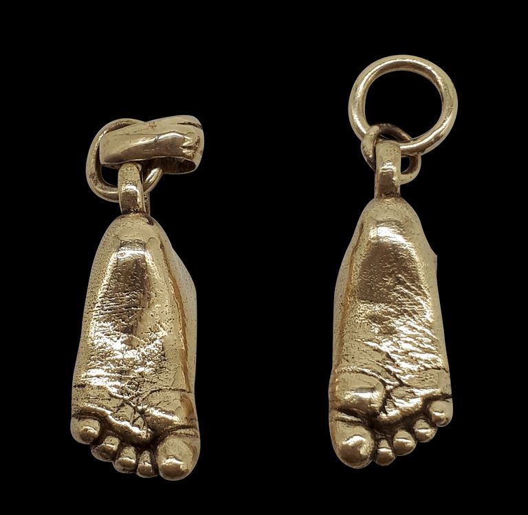 Two baby feet charms in yellow gold